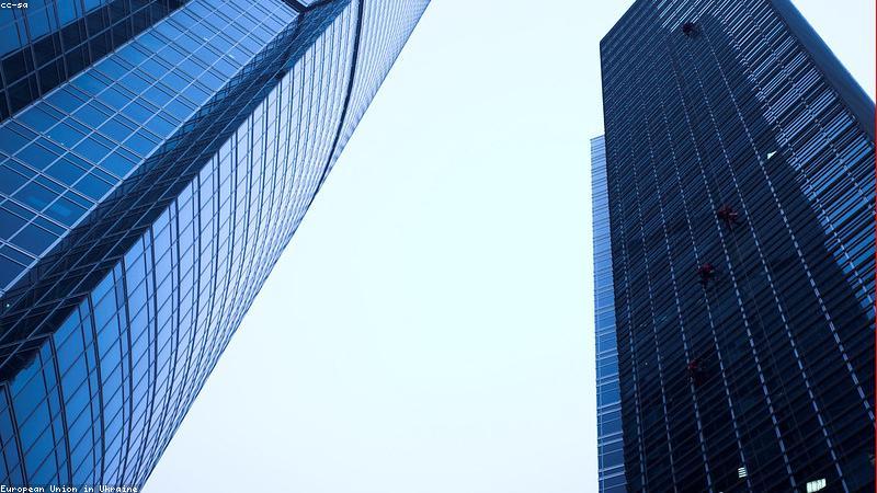 9 1免费看网站研发团队在办公空间内协作讨论技术方案